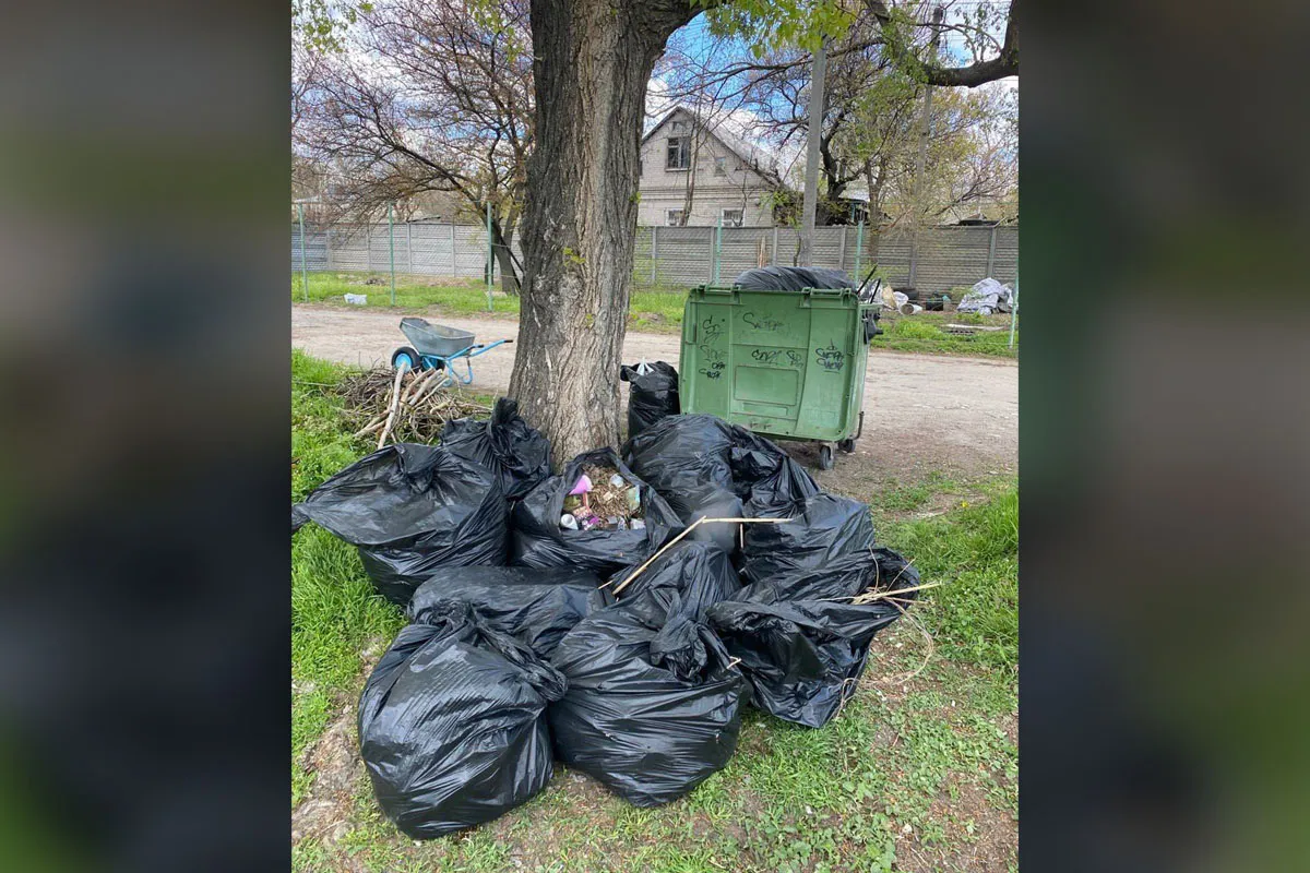 Вивезли мішки зі сміттям: у Дніпрі пляж озера Куряче підготували до сезону 11