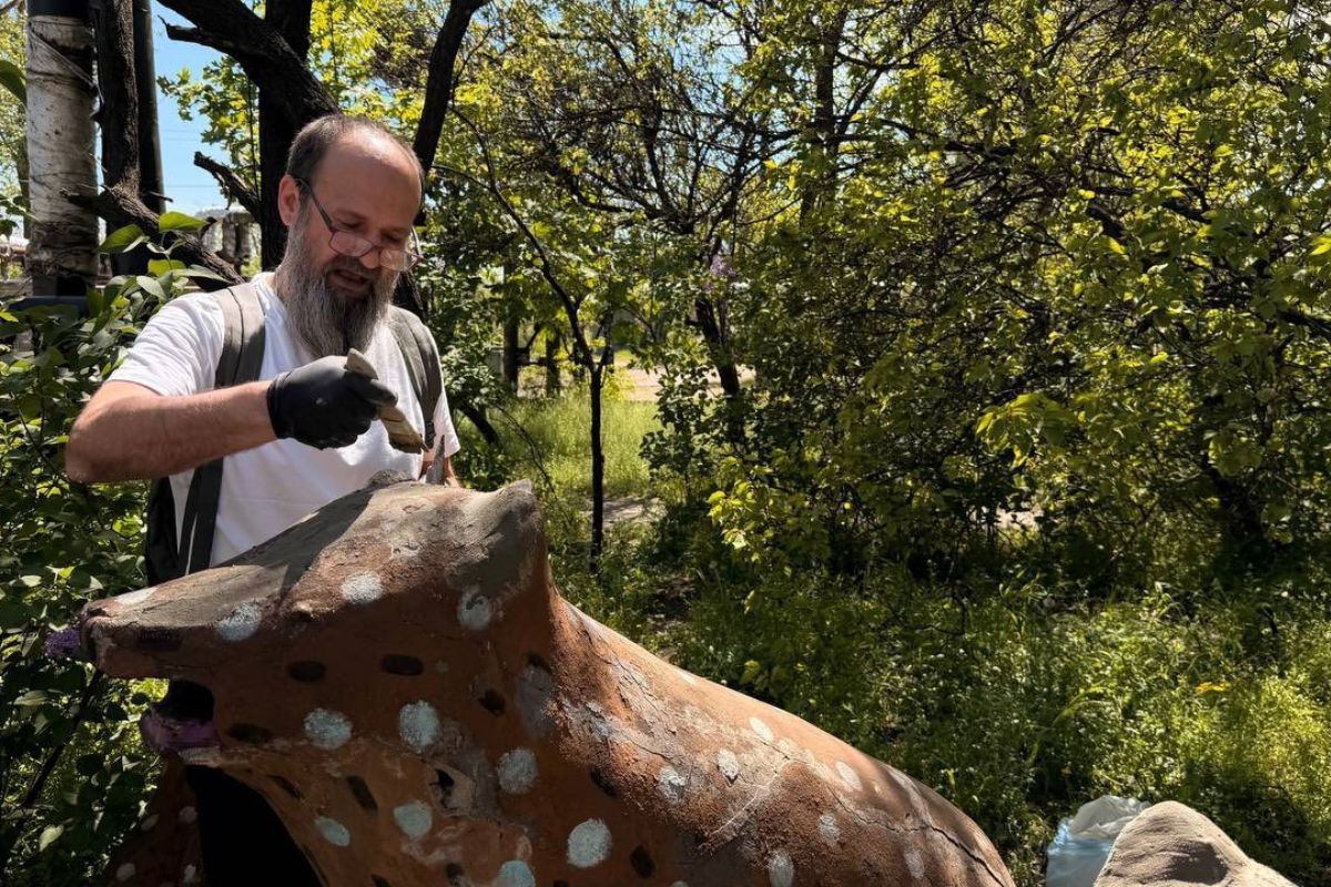 В Днепре на Северном начали ремонт известных в жилом массиве фигурок животных