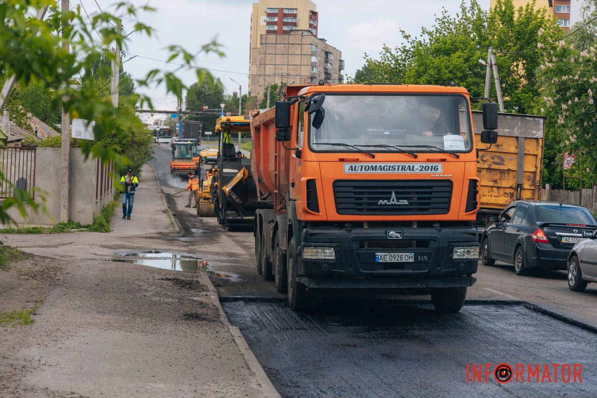 Комунальники латають автошляхи Дніпра для безпечного проїзду