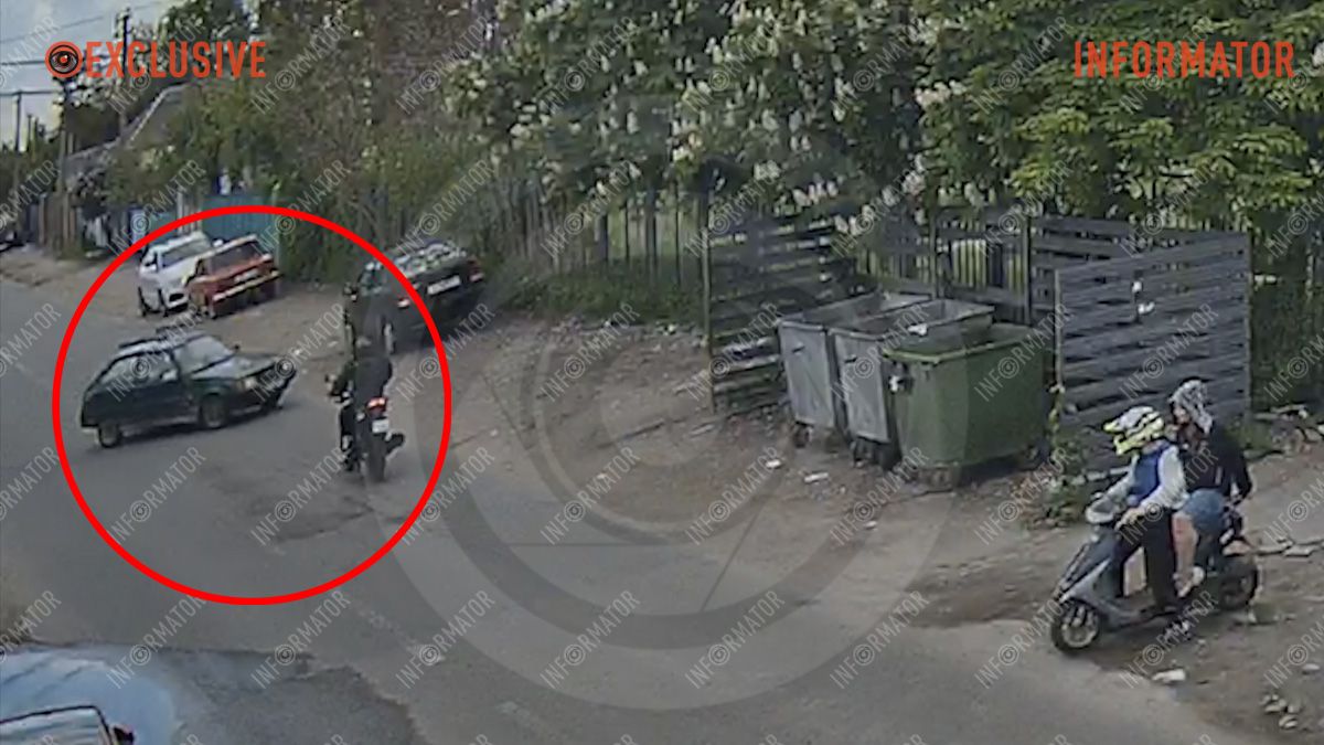 Відео моменту: у Дніпрі на Передовій мотоцикліст врізався у "Таврію" та отримав травми
