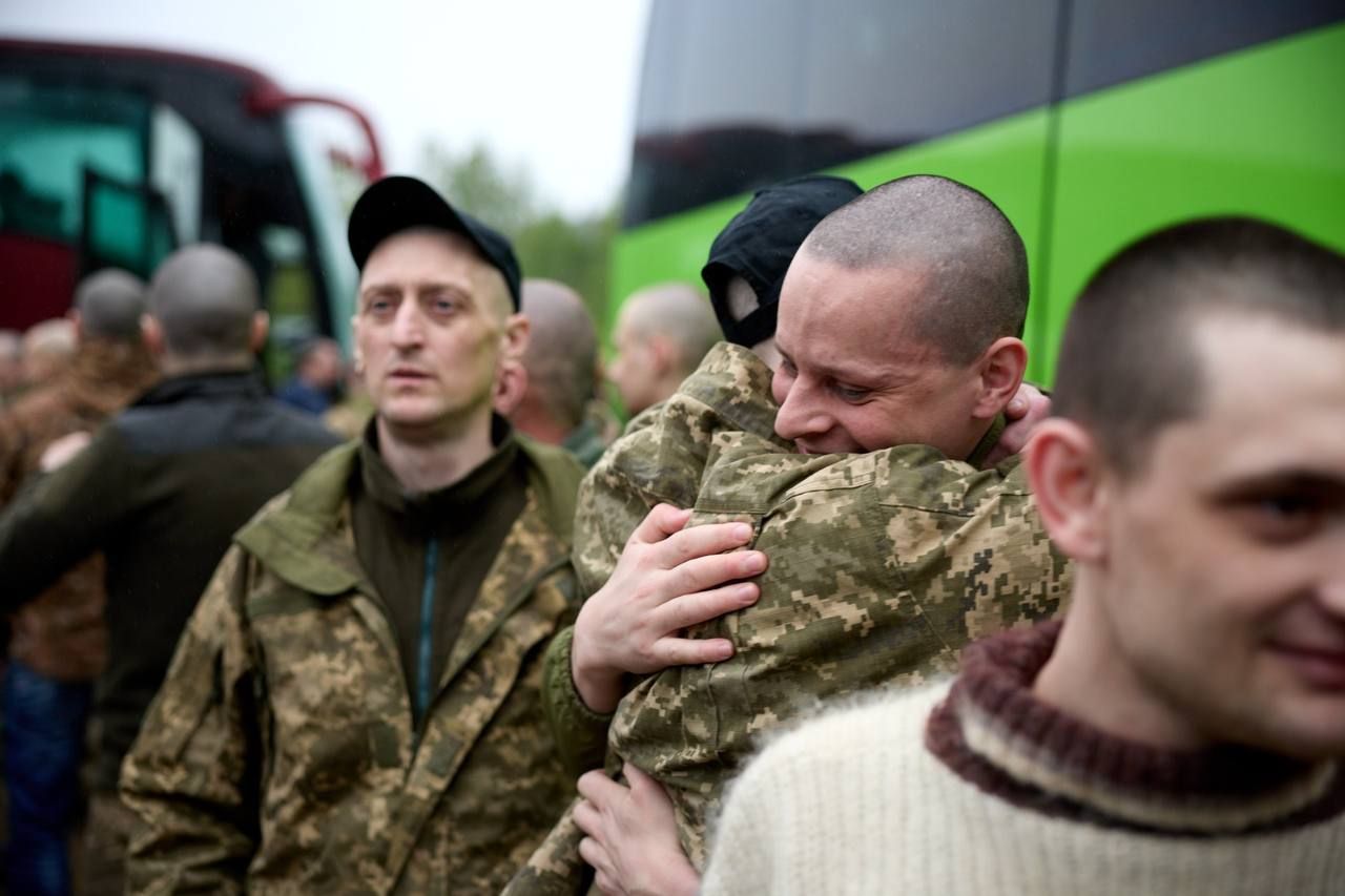 Наразі на них чекає курс реабілітації, фізичне та психологічне відновлення після пережитого в полоні