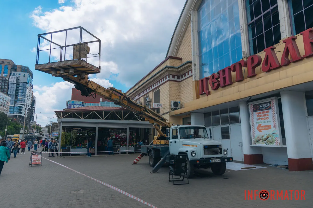 Тривають підготовчі роботи та монтаж нових віконних конструкцій На ринку «Озерка» у Дніпрі почали відновлювати фасад після ворожої атаки 16 квітня 5