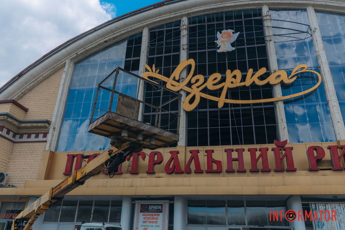 Пошкоджену частину великого фасадного вітража закрили захисною плівкою Пошкоджену частину великого фасадного вітража закрили захисною плівкою