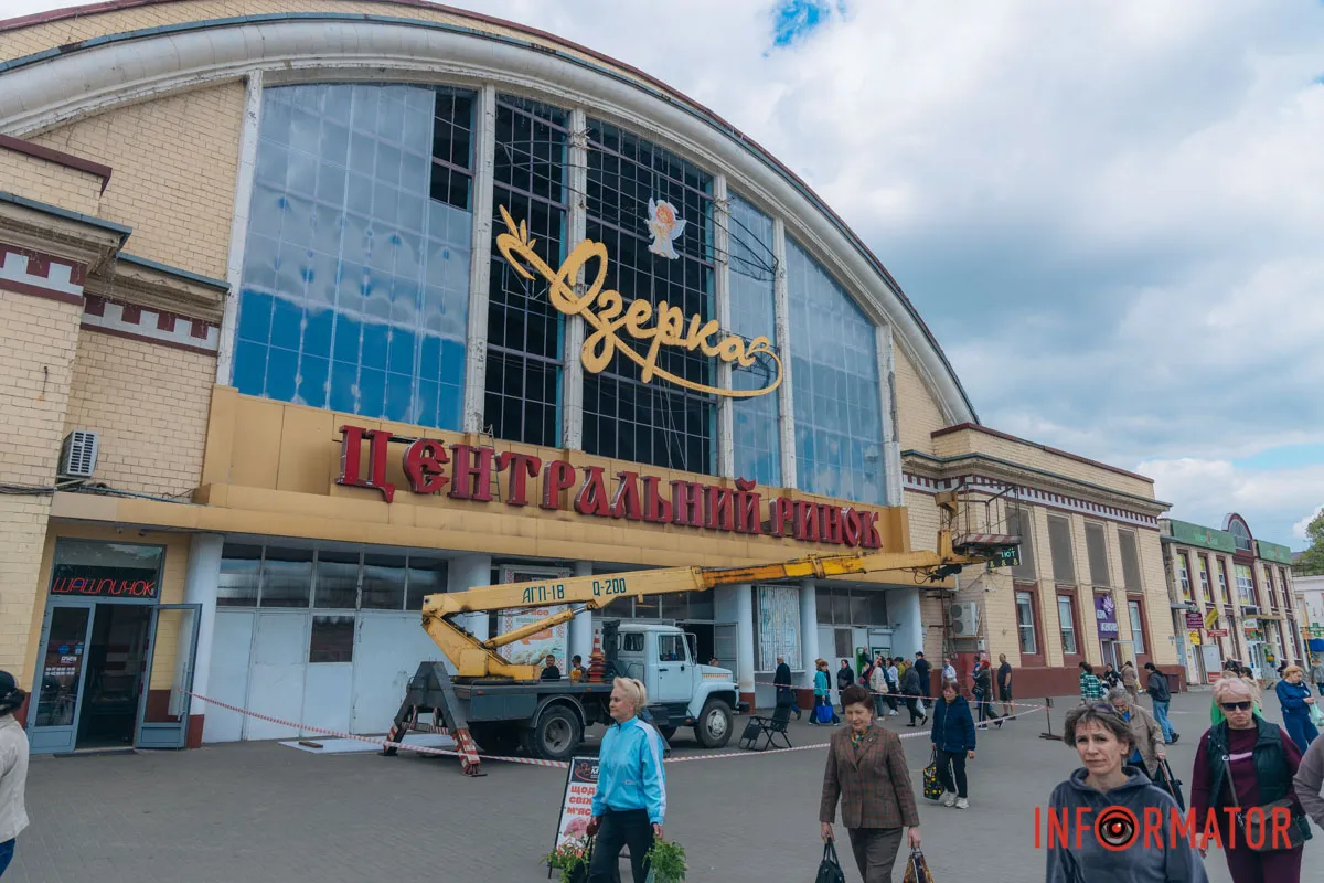 Будівля головного корпусу оговтується після прильоту Будівля головного корпусу оговтується після прильоту