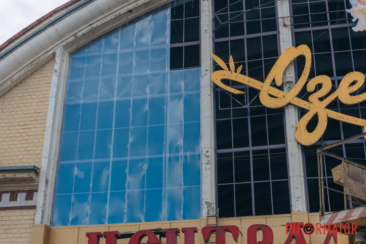 Тимчасовий захист від дощу, вітру та пилу на час підготовки до заміни вікон. Тимчасовий захист від дощу, вітру та пилу на час підготовки до заміни вікон.