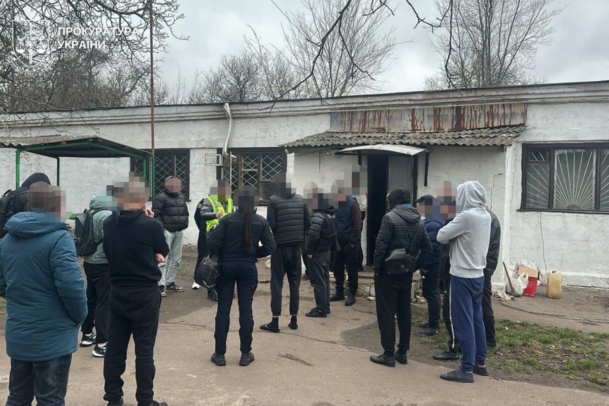 Полицейские установили около трехсот человек, которые были в этих заведениях