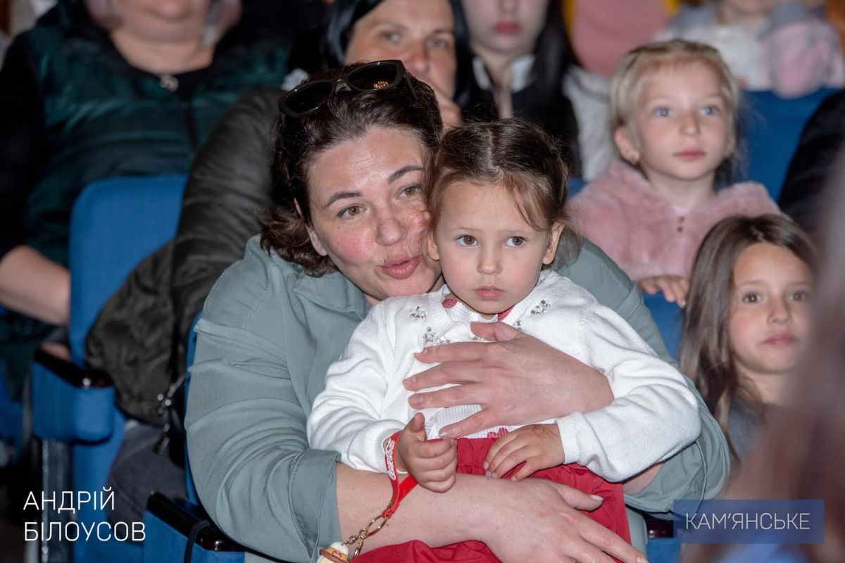 На сцену театру імені Лесі Українки нагородили багатодітні сім’ї, родини ветеранів, ВПО та рідних мешканців з порушенням слуху