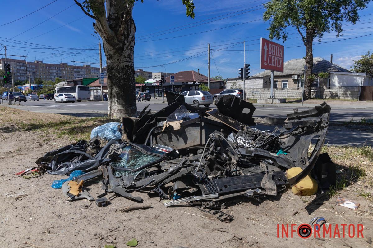Розтрощена зупинка та уламки авто: як виглядає місце смертельної аварії на Калиновій у Дніпрі 16