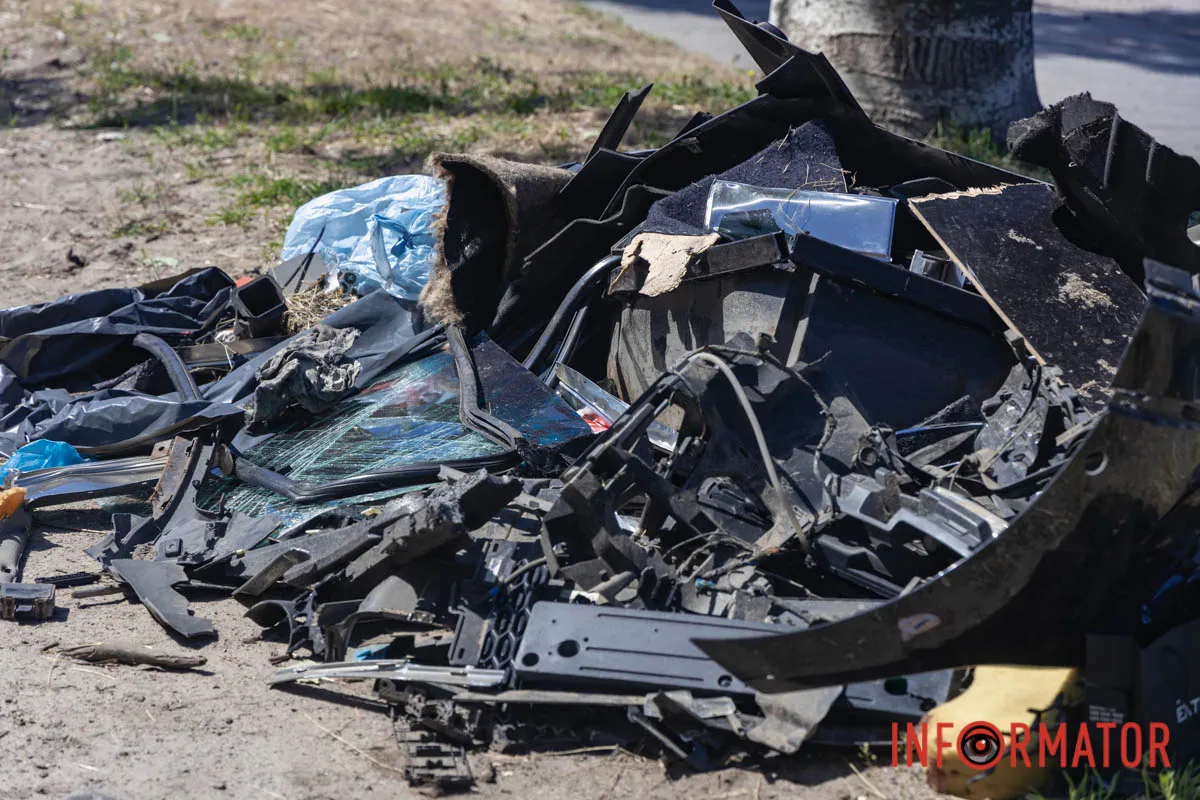 Розтрощена зупинка та уламки авто: як виглядає місце смертельної аварії на Калиновій у Дніпрі 7
