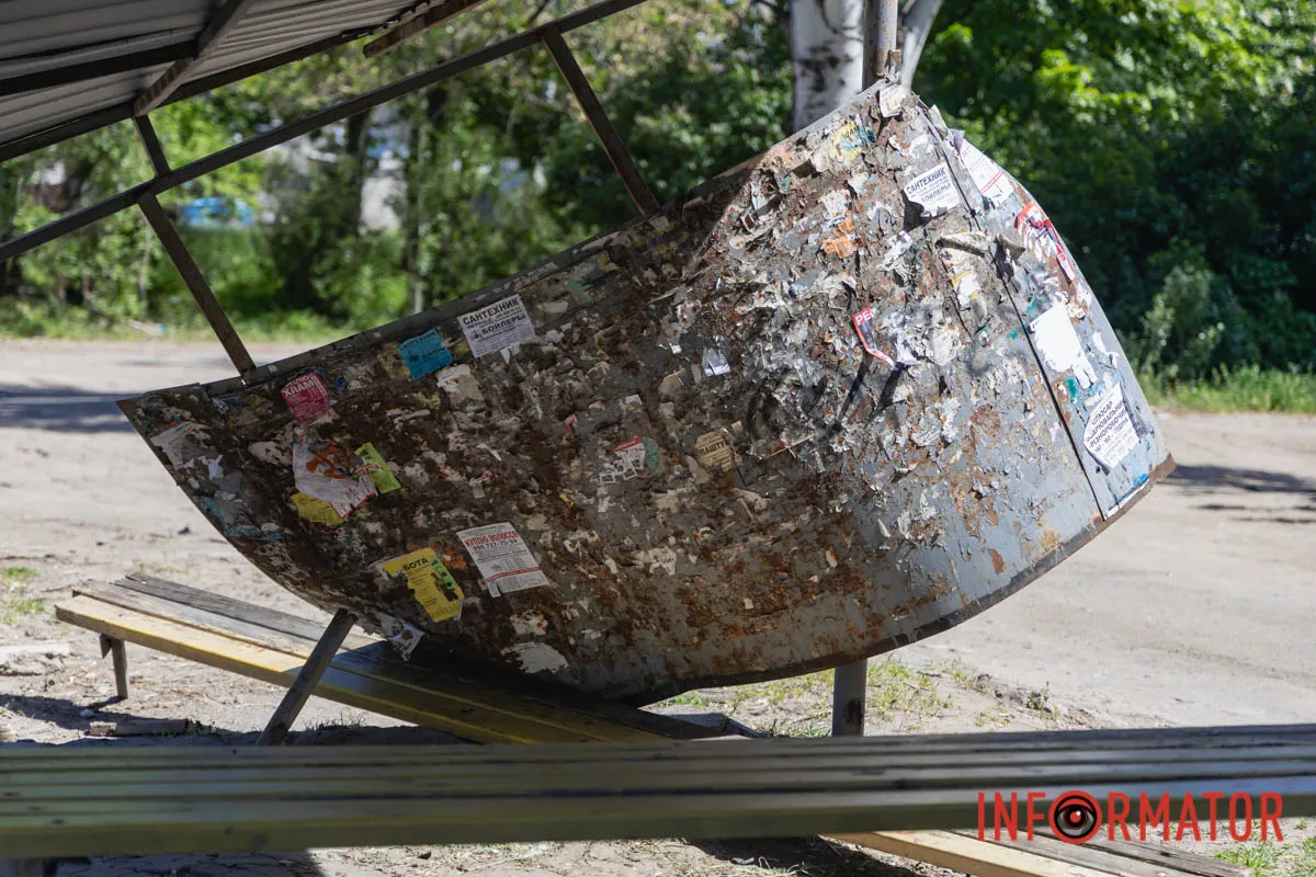 Розтрощена зупинка та уламки авто: як виглядає місце смертельної аварії на Калиновій у Дніпрі 10