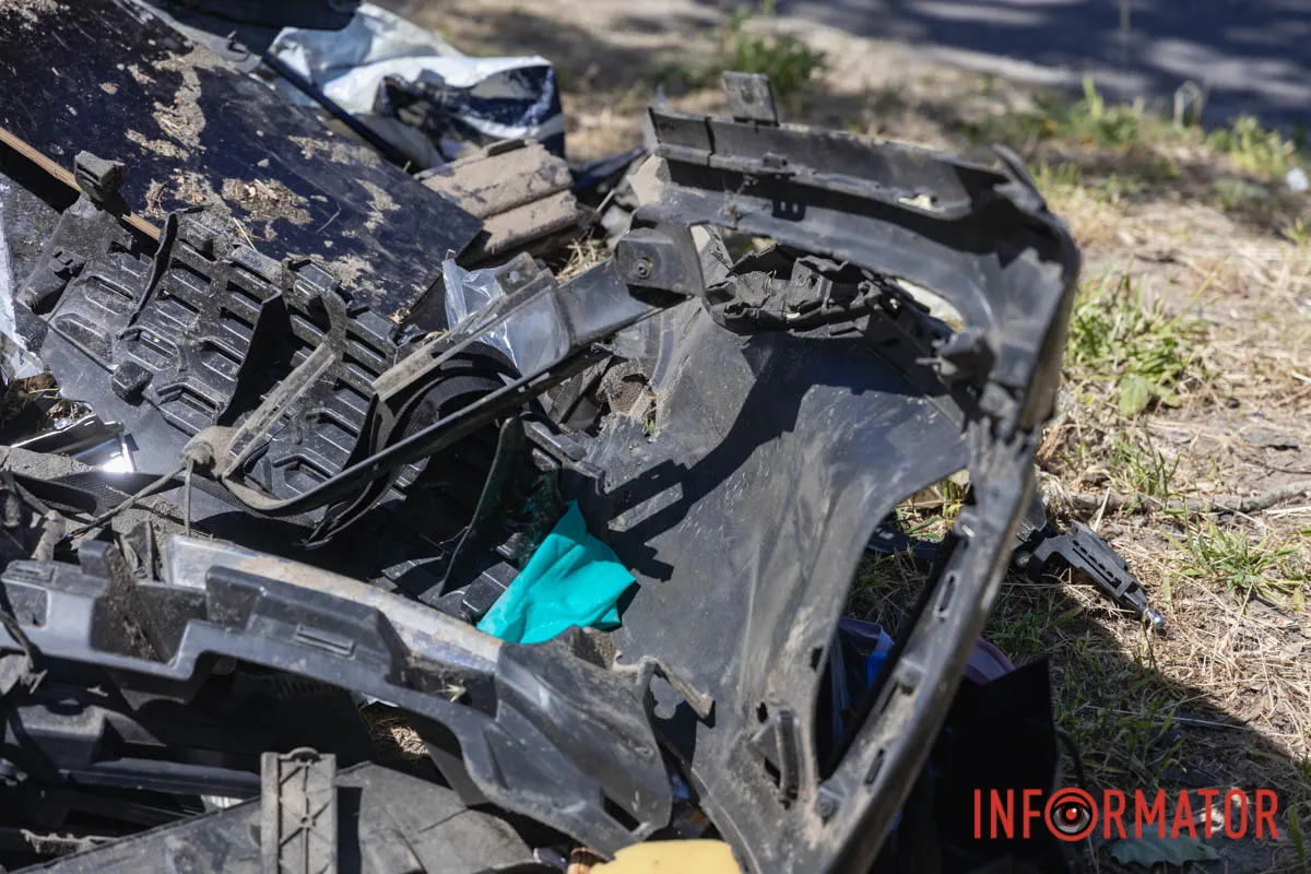 Розтрощена зупинка та уламки авто: як виглядає місце смертельної аварії на Калиновій у Дніпрі 15