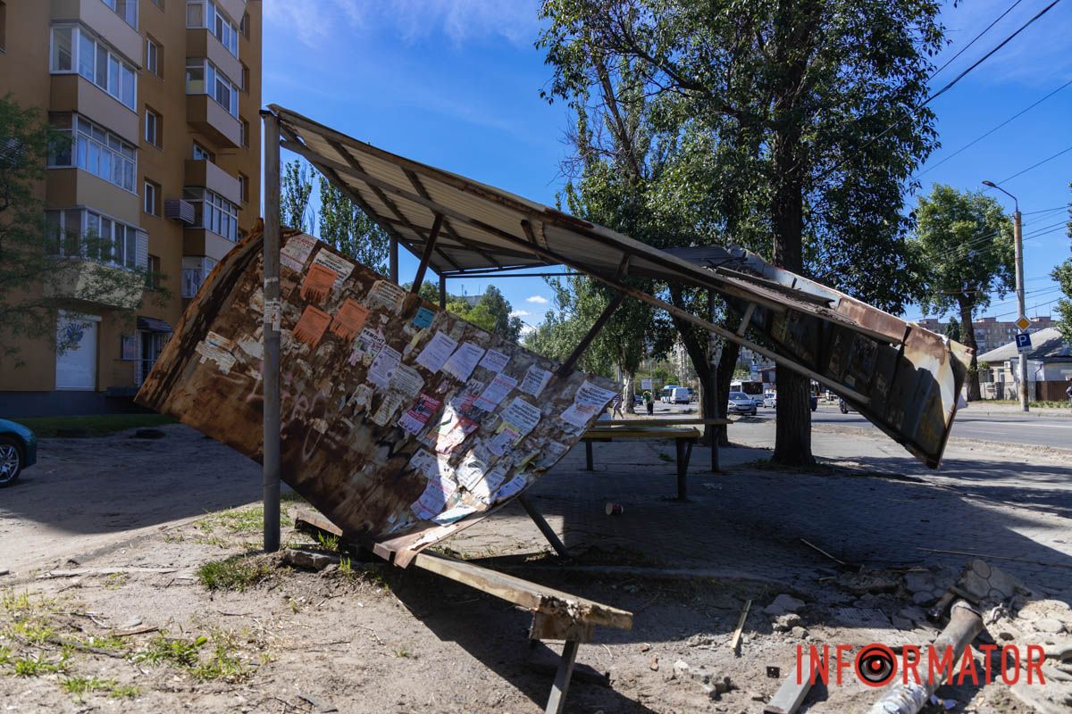 Розтрощена зупинка та уламки авто: як виглядає місце смертельної аварії на Калиновій у Дніпрі 6