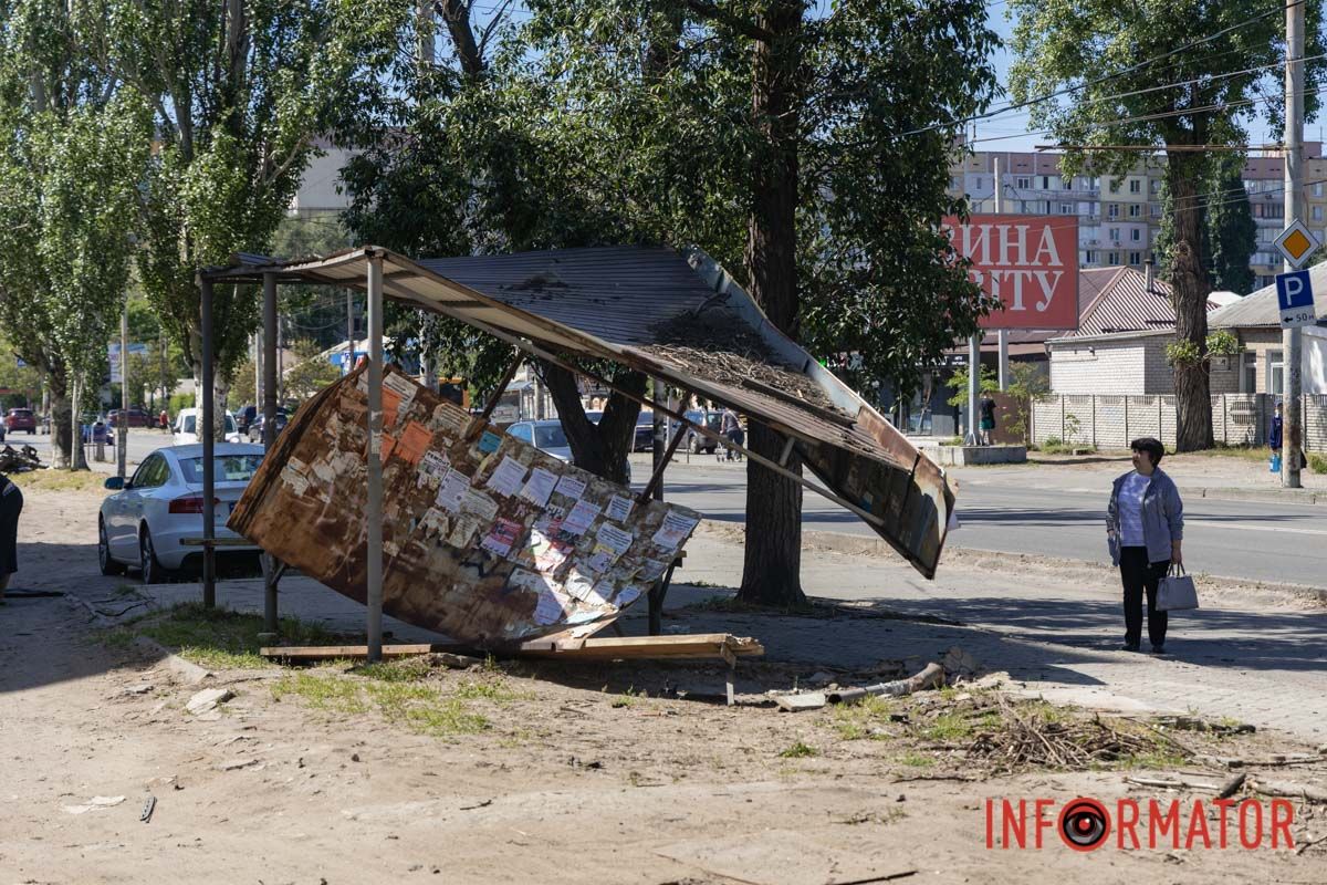 Розтрощена зупинка та уламки авто: як виглядає місце смертельної аварії на Калиновій у Дніпрі 5