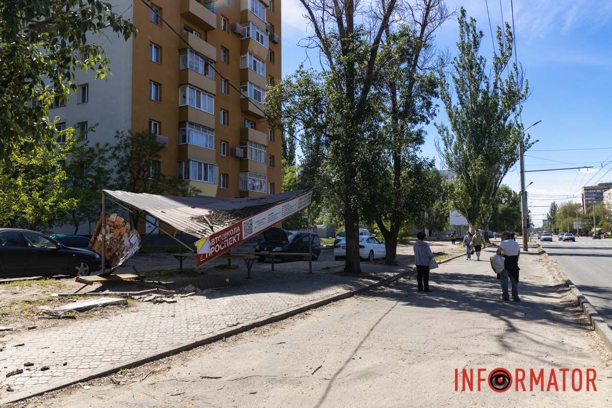 Розтрощена зупинка та уламки авто: як виглядає місце смертельної аварії на Калиновій у Дніпрі 3