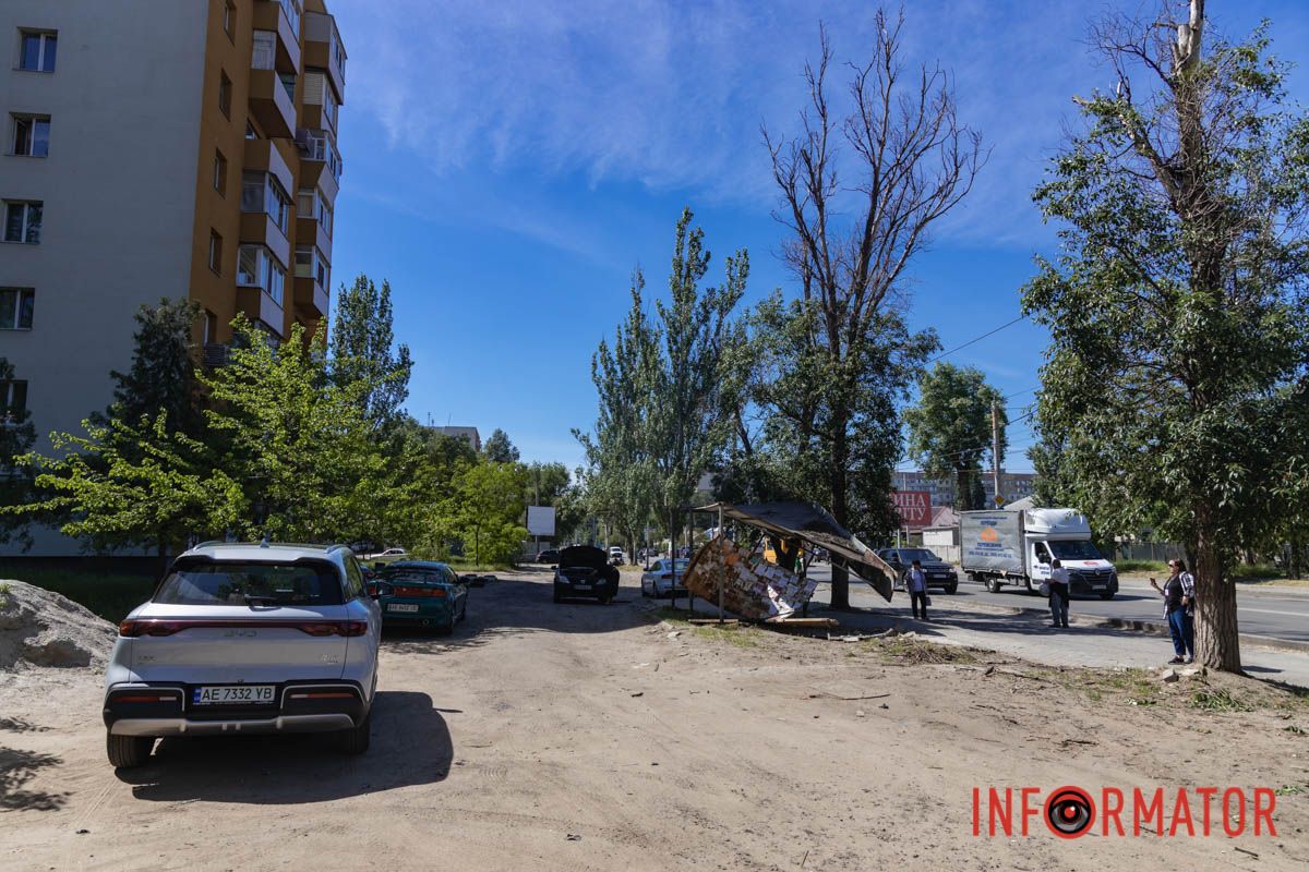 Розтрощена зупинка та уламки авто: як виглядає місце смертельної аварії на Калиновій у Дніпрі 2