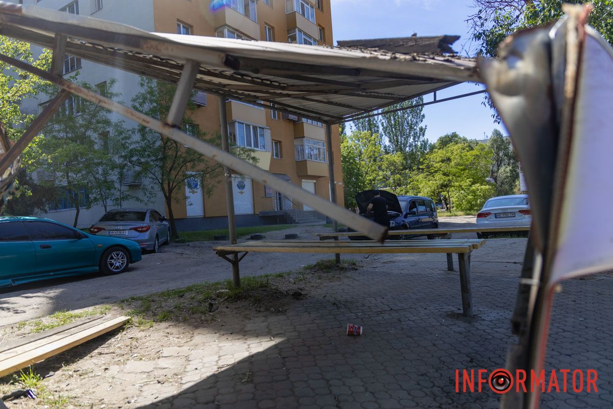 Розтрощена зупинка та уламки авто: як виглядає місце смертельної аварії на Калиновій у Дніпрі 1