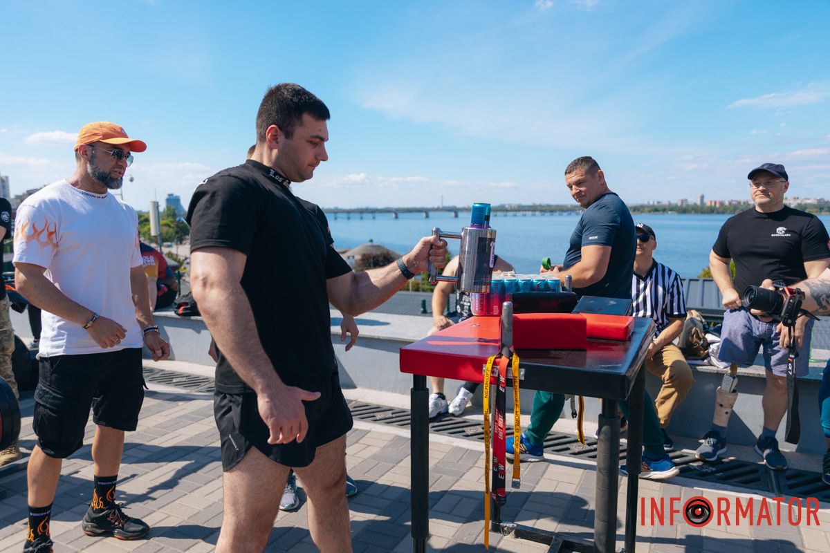 Штанги, армреслінг і збір для військових: у Дніпрі провели спортивний фестиваль 45