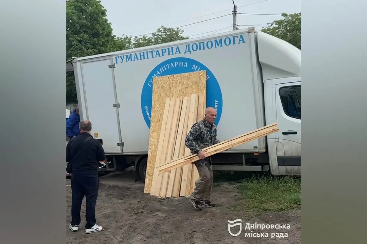 За словами голови адміністрації Новокодацького району Олега Денисенка, один будинок повністю зруйнований, ще один — напівзруйнований