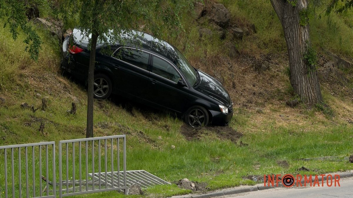 У Дніпрі на Січеславській Набережній Toyota знесла паркан та вилетіла на схил