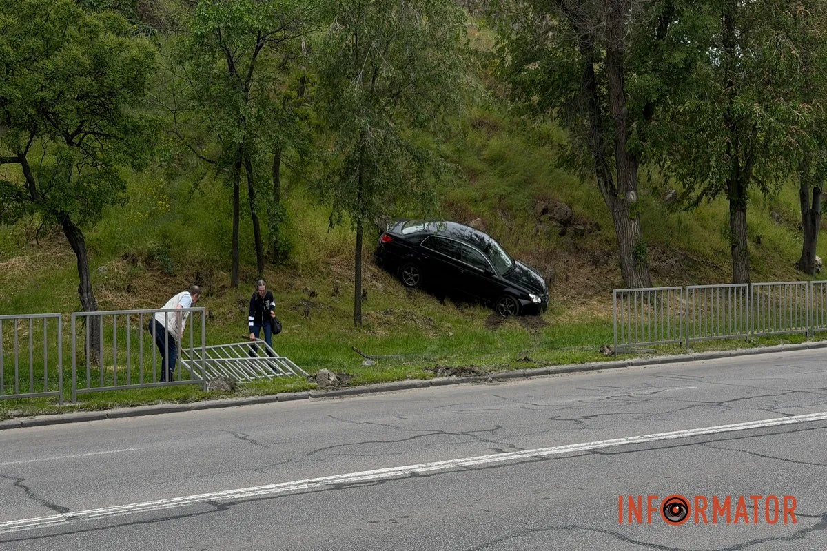 Здесь автомобиль Toyota выехал на обочину