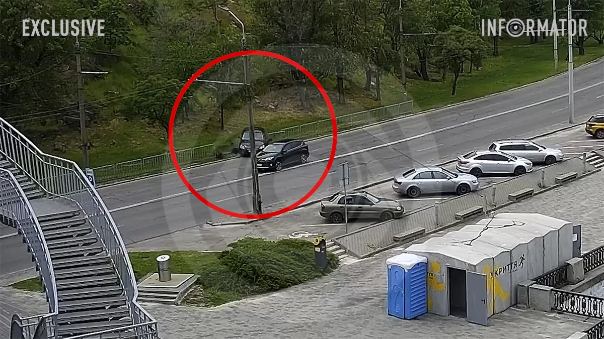 Відео моменту ДТП: у Дніпрі на Січеславській Набережній Toyota заднім ходом знесла паркан та залетіла на схил