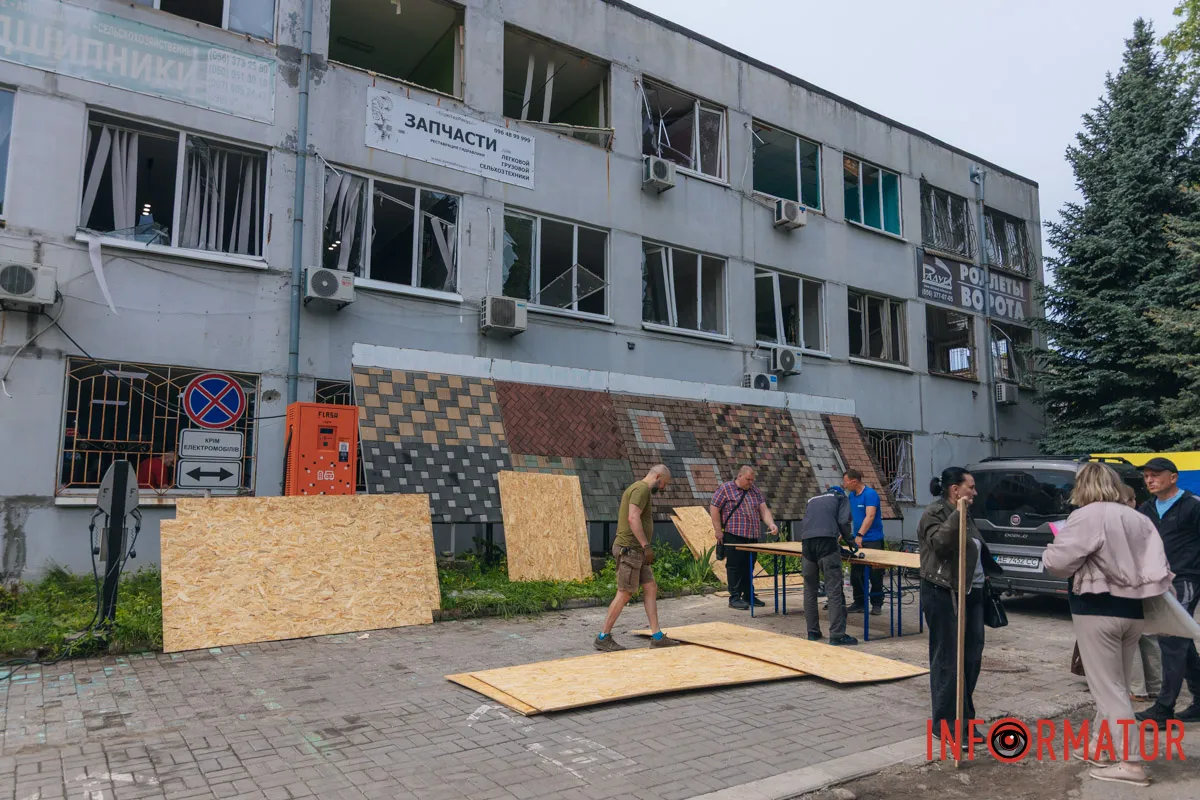 Наразі триває ліквідація наслідків атаки. Пошкоджені житлові будинки, лікарня, навчальні заклади, магазини та цивільна інфраструктура