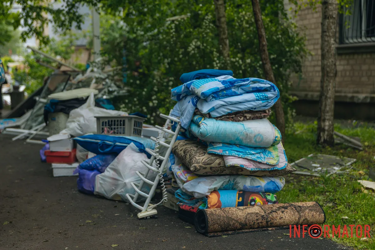 Прибирають сміття