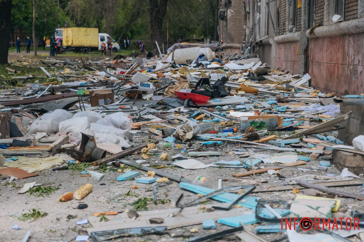 У дворі залишаються купи уламків та сміття