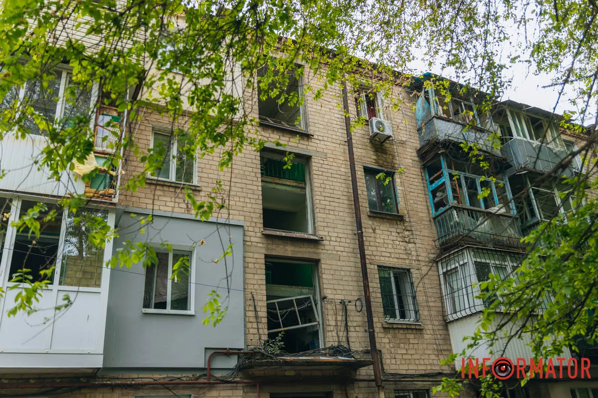 Вулиця Дніпра, повністю всіяна уламками скла від вибитих вікон