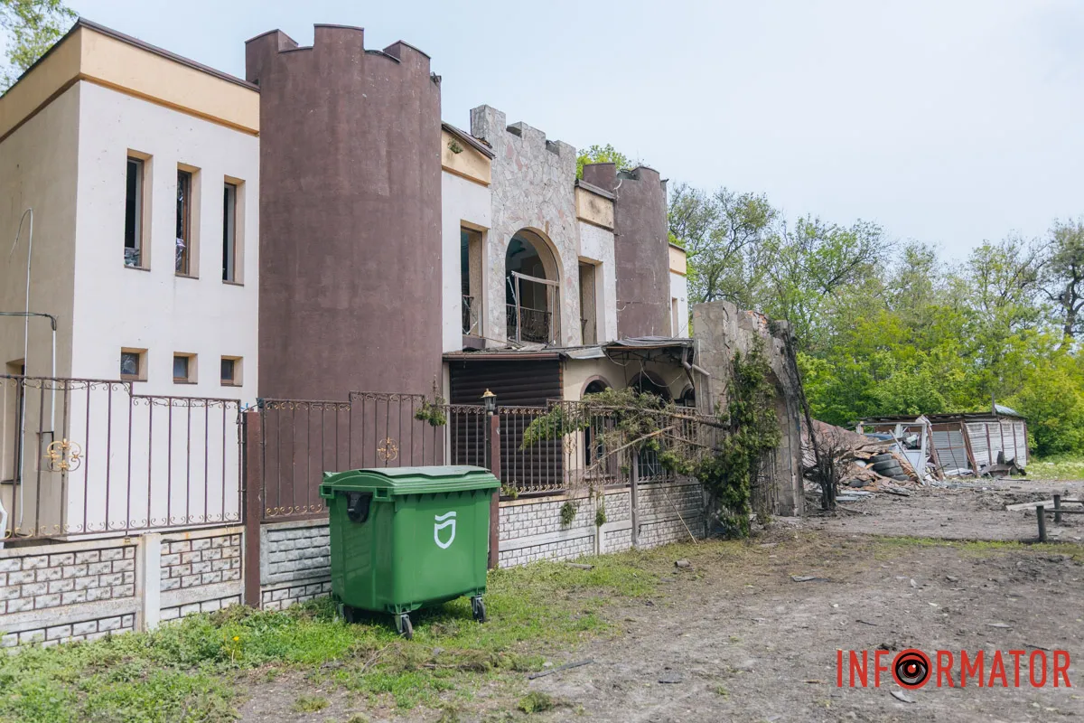 Пошкоджений паркан та розтрощене авто на території закладу після атаки