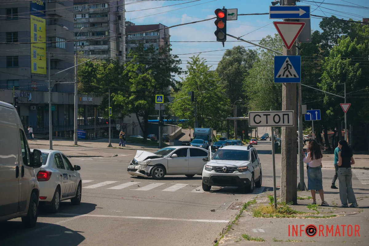У Дніпрі на проспекті Поля зіткнулися Skoda та поліцейський Renault: останній перекрив пішохідний перехід 1