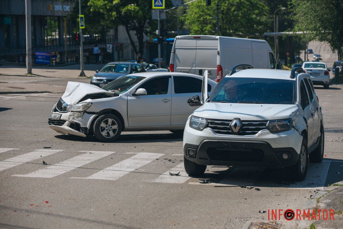 У Дніпрі на проспекті Поля зіткнулися Skoda та поліцейський Renault: останній перекрив пішохідний перехід 6