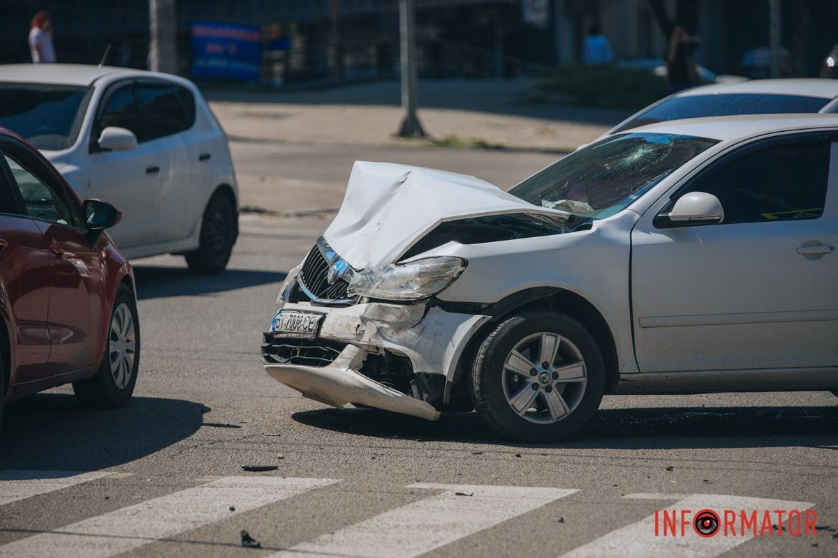У Дніпрі на проспекті Поля зіткнулися Skoda та поліцейський Renault: останній перекрив пішохідний перехід 4