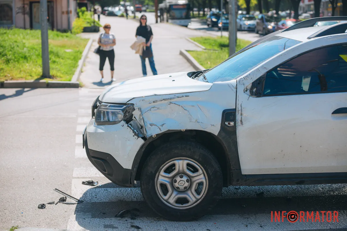 У Дніпрі на проспекті Поля зіткнулися Skoda та поліцейський Renault: останній перекрив пішохідний перехід 10