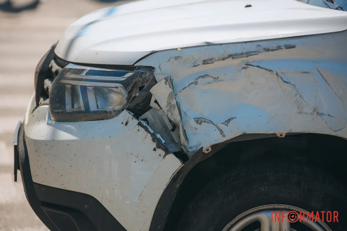 У Дніпрі на проспекті Поля зіткнулися Skoda та поліцейський Renault: останній перекрив пішохідний перехід 8