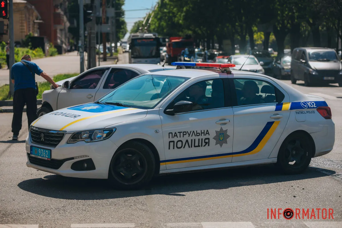 У Дніпрі на проспекті Поля зіткнулися Skoda та поліцейський Renault: останній перекрив пішохідний перехід 7