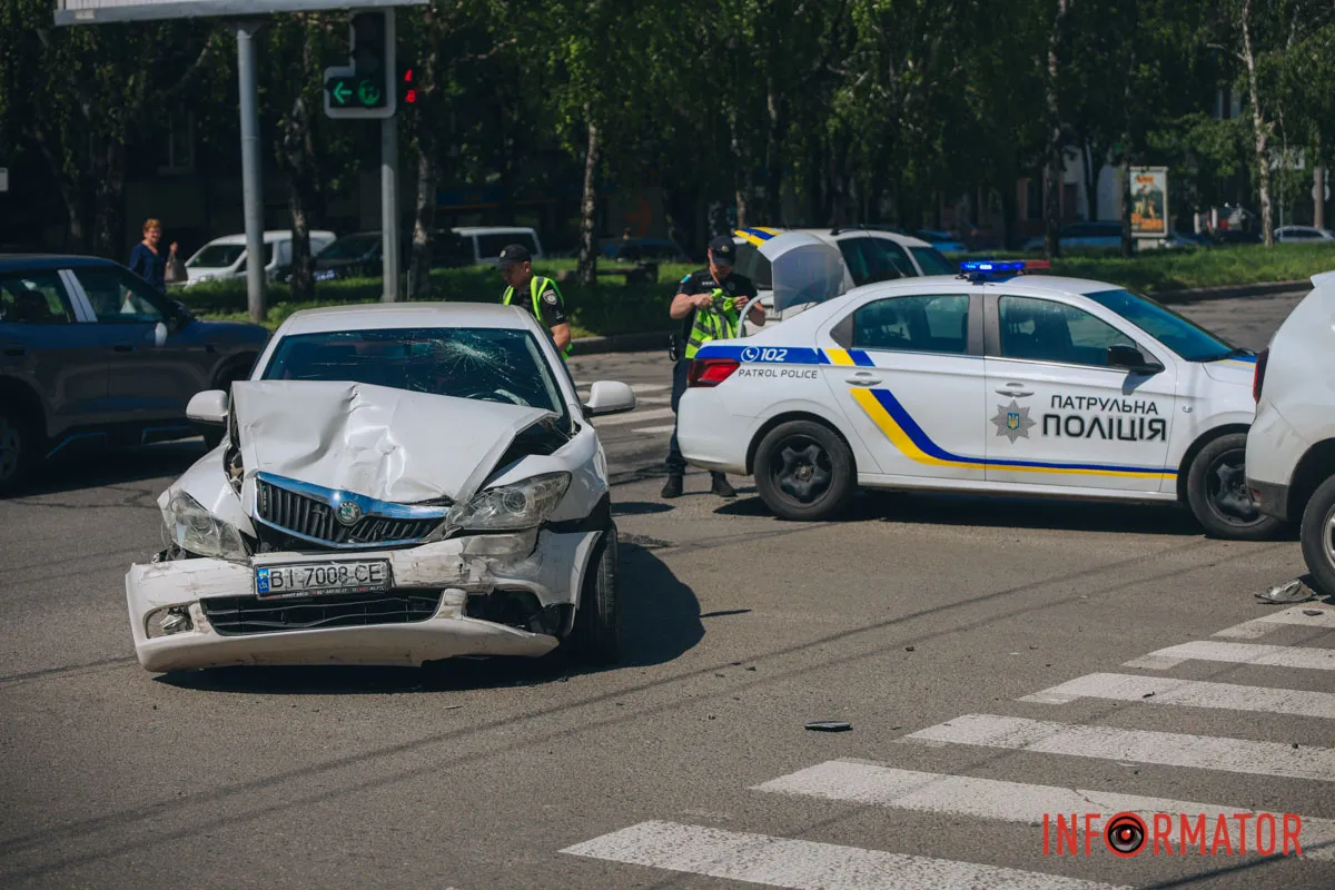 У Дніпрі на проспекті Поля зіткнулися Skoda та поліцейський Renault: останній перекрив пішохідний перехід 5