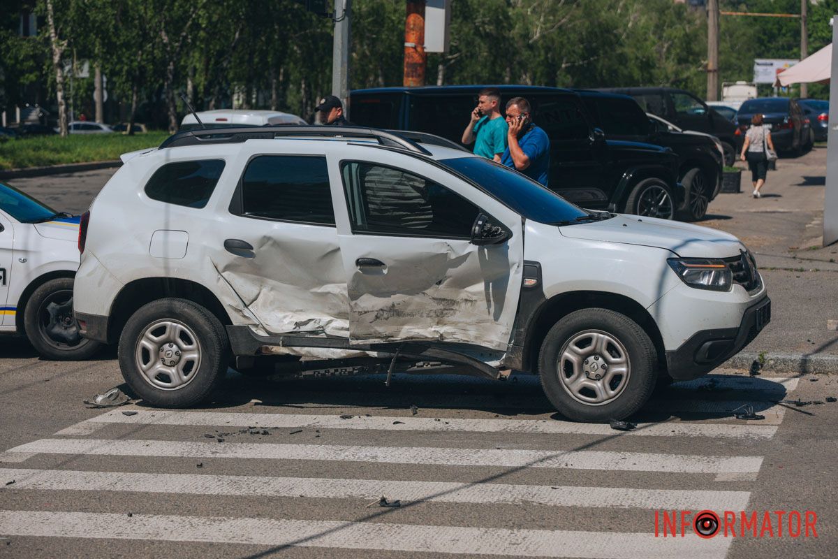 У Дніпрі на проспекті Поля зіткнулися Skoda та поліцейський Renault: останній перекрив пішохідний перехід 3