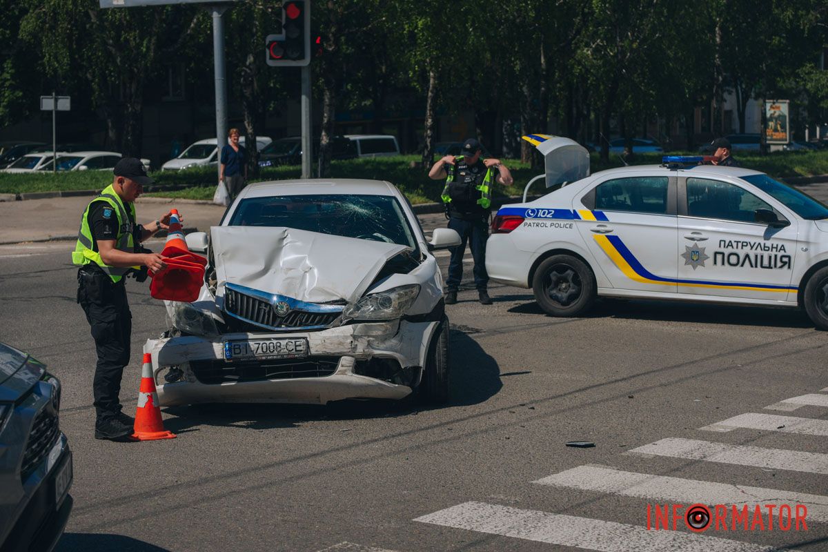 У Дніпрі на проспекті Поля зіткнулися Skoda та поліцейський Renault: останній перекрив пішохідний перехід 11