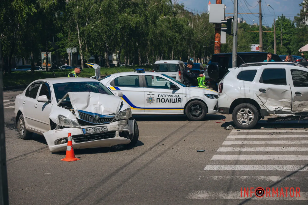 У Дніпрі на проспекті Поля зіткнулися Skoda та поліцейський Renault: останній перекрив пішохідний перехід 12