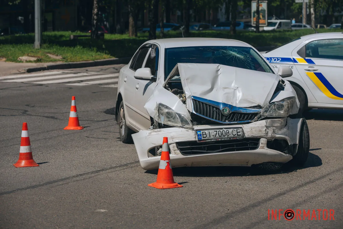 У Дніпрі на проспекті Поля зіткнулися Skoda та поліцейський Renault: останній перекрив пішохідний перехід 13