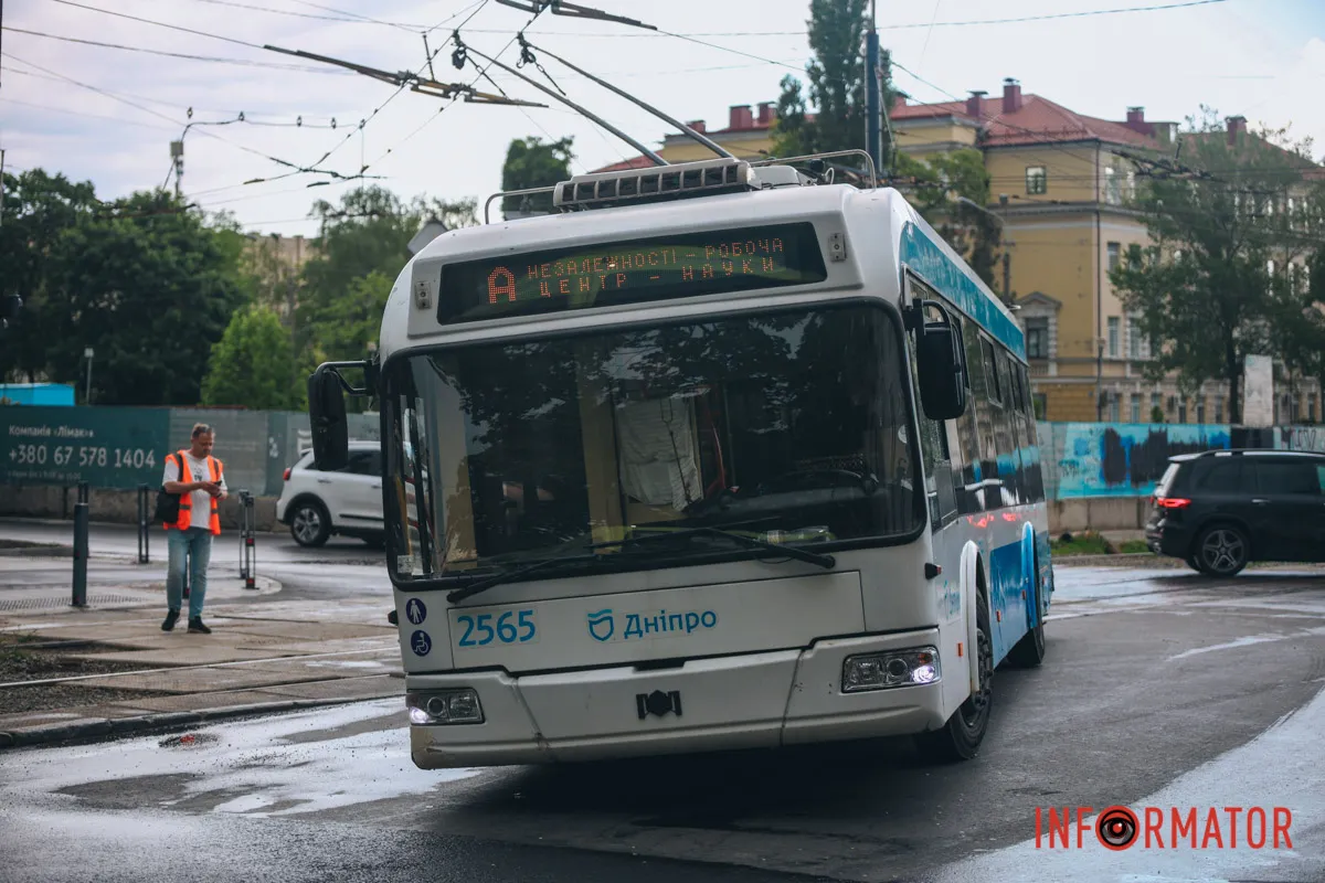 Тут під заднім колесом тролейбуса "А" провалився асфальт