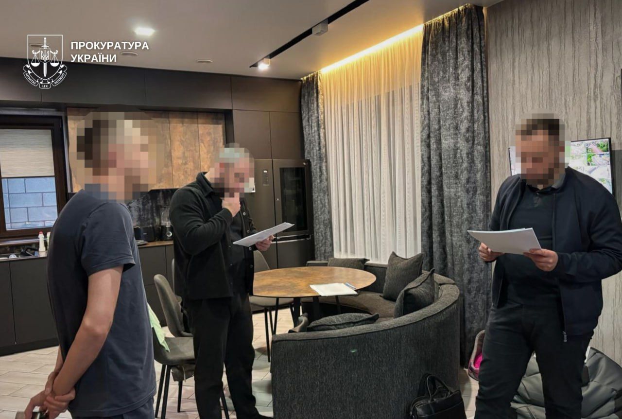 В 2022 году две компании из Европейского Союза заключили с ними договоры на якобы поставку металлургической продукции. В 2022 году две компании из Европейского Союза заключили с ними договоры на якобы поставку металлургической продукции.