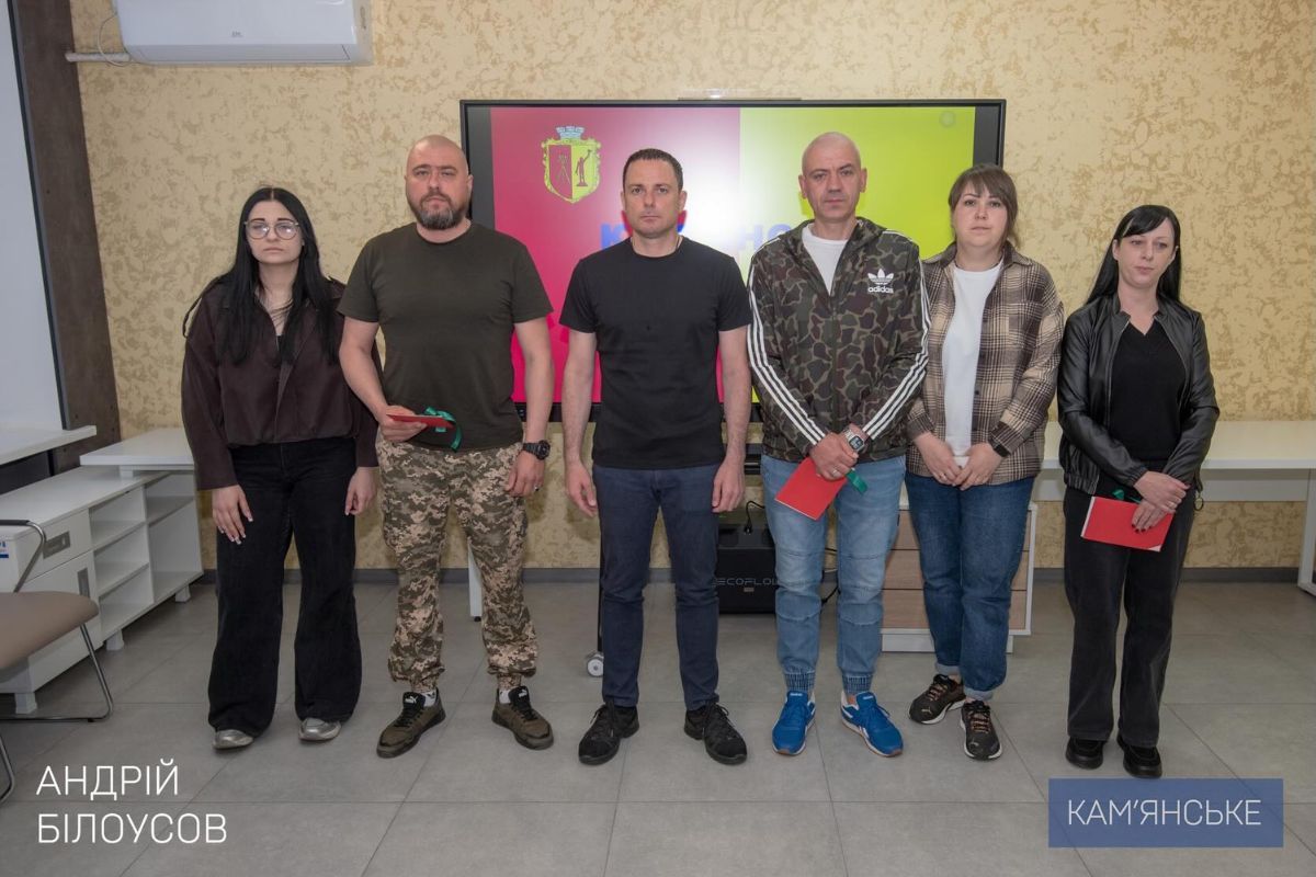 У Кам’янському міський голова Андрій Білоусов вручив ключі від квартир новим мешканцям