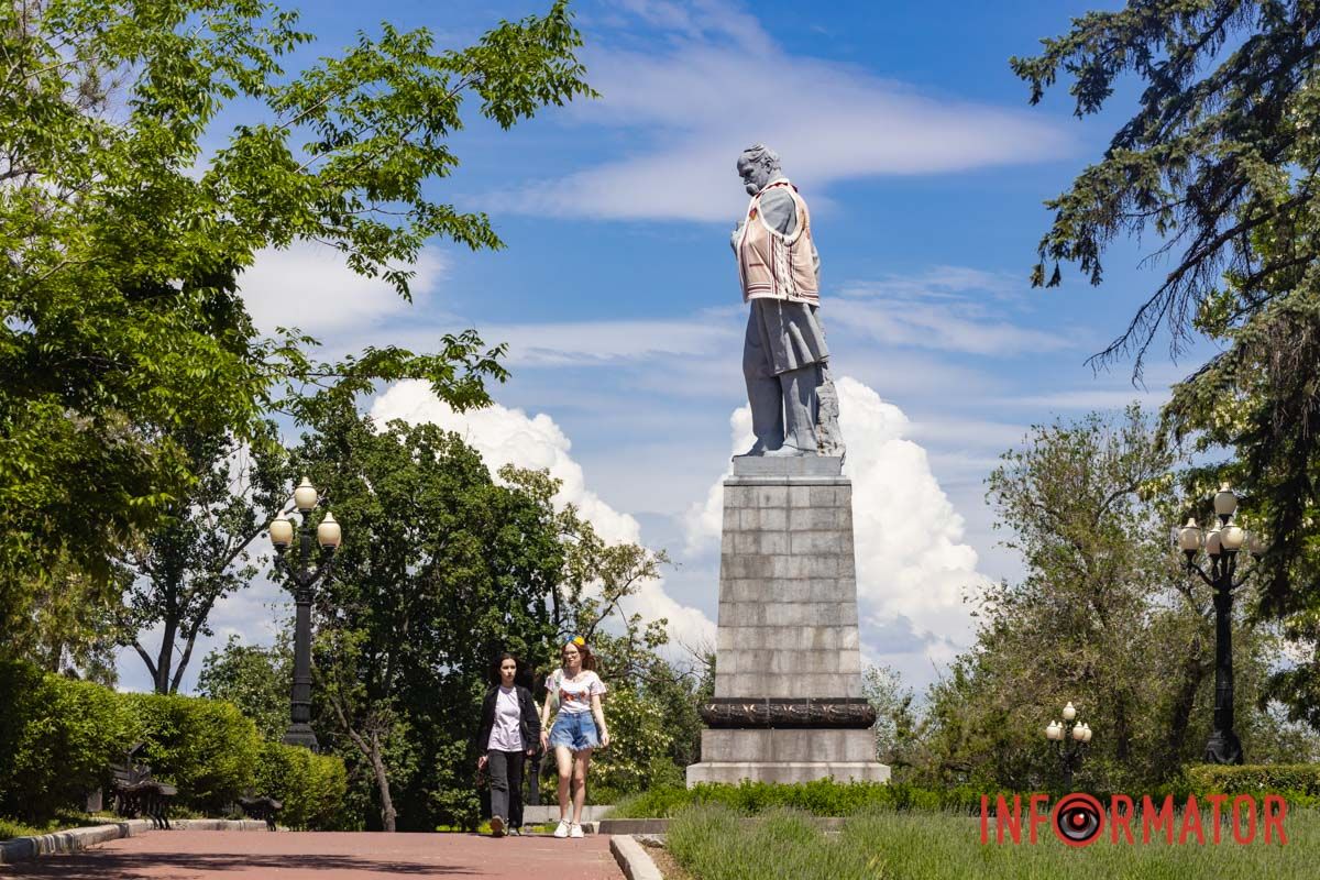 У Дніпрі до Дня вишиванки прикрасили пам’ятник Кобзарю 4
