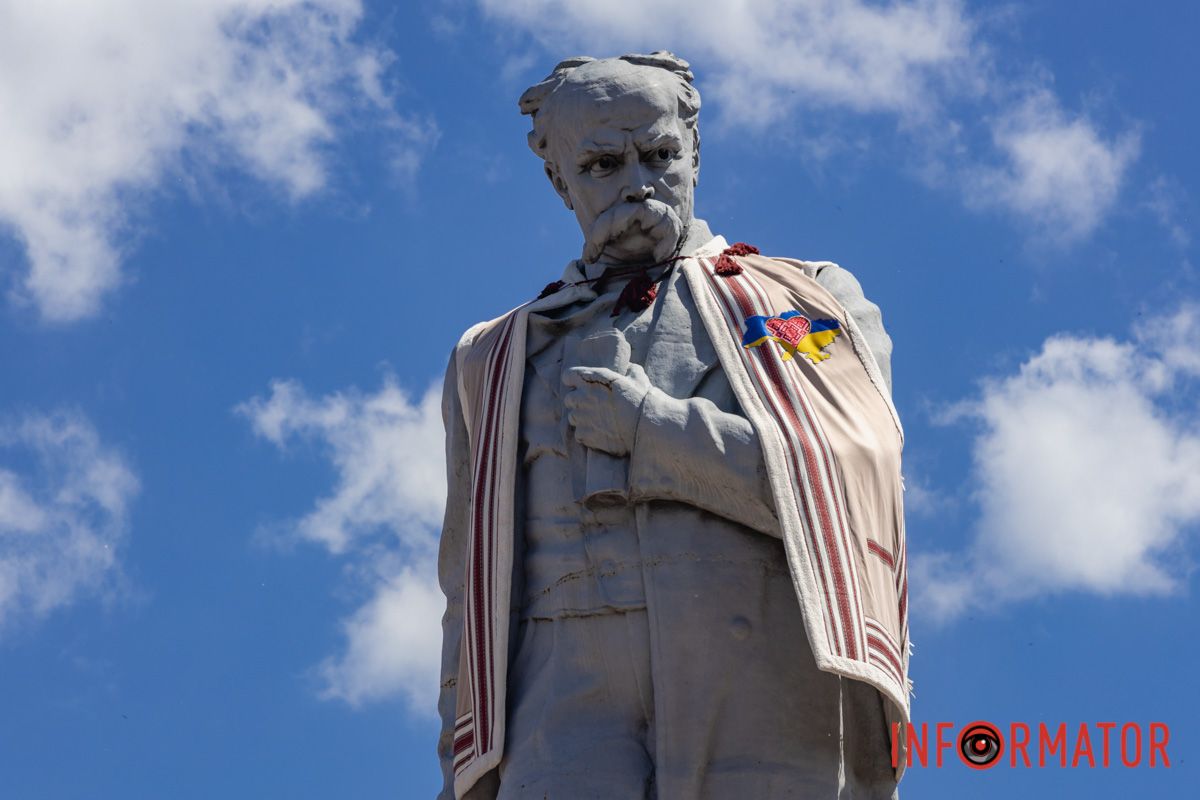 У Дніпрі до Дня вишиванки прикрасили пам’ятник Кобзарю 3