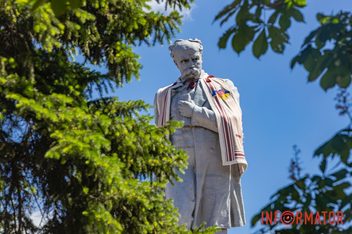 У Дніпрі до Дня вишиванки прикрасили пам’ятник Кобзарю 5