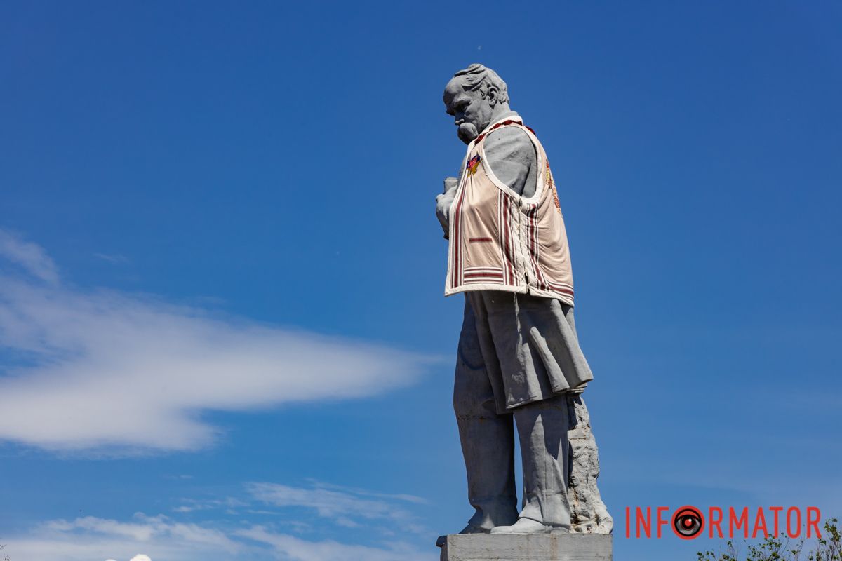 У Дніпрі до Дня вишиванки прикрасили пам’ятник Кобзарю 9