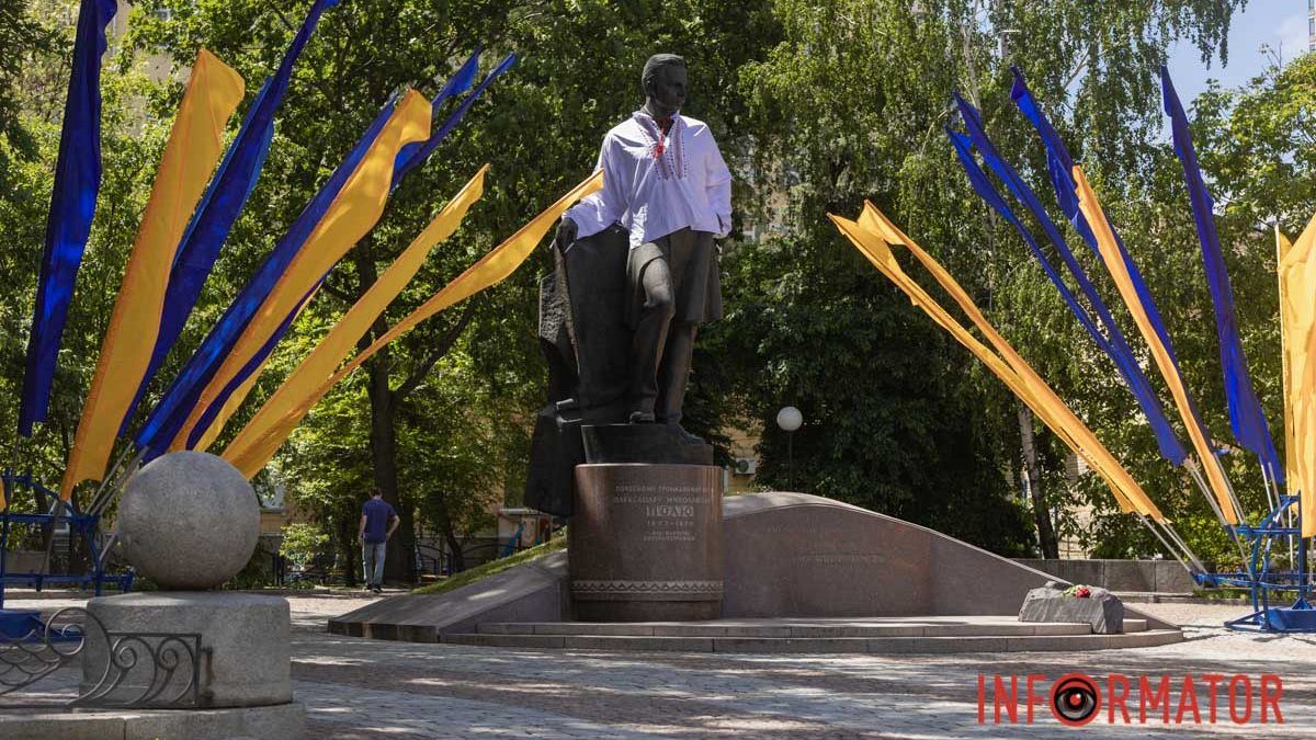 У Дніпрі до Дня вишиванки пам’ятник Поля вдягнули в національне вбрання
