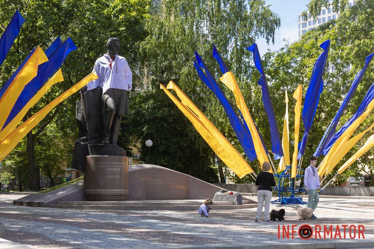 Люди охоче фотографуються поряд з Полем У Дніпрі до Дня вишиванки пам’ятник Полю вдягнули в національне вбрання 4